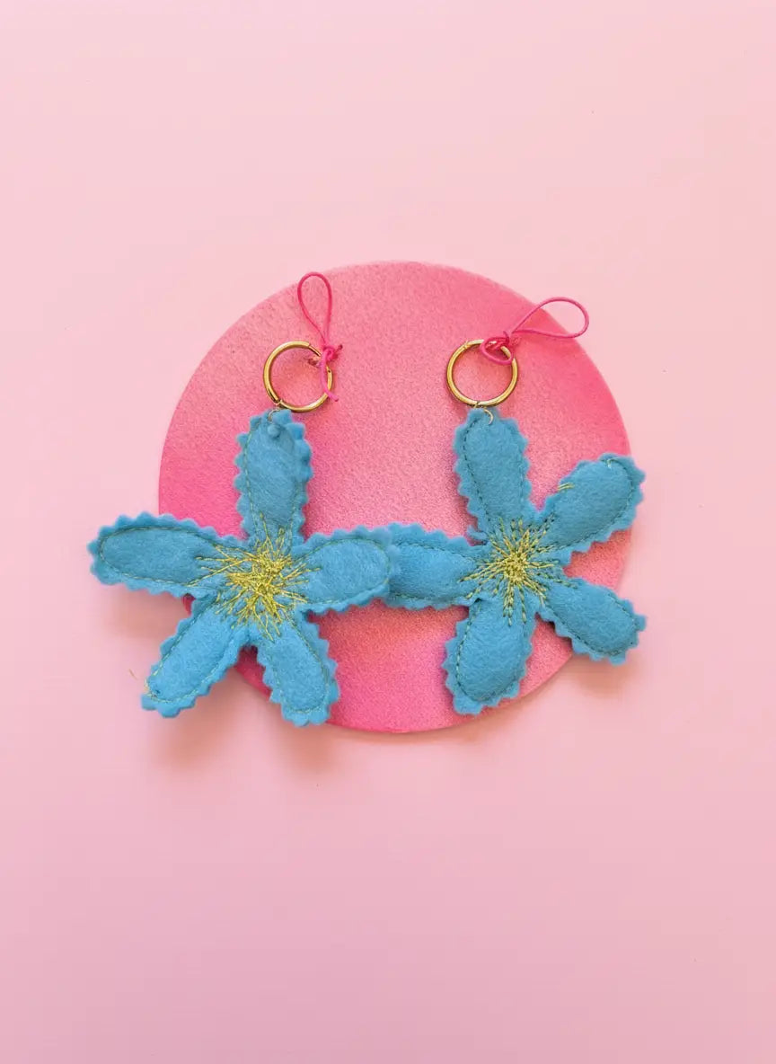 Blauwe bloemen oorbellen