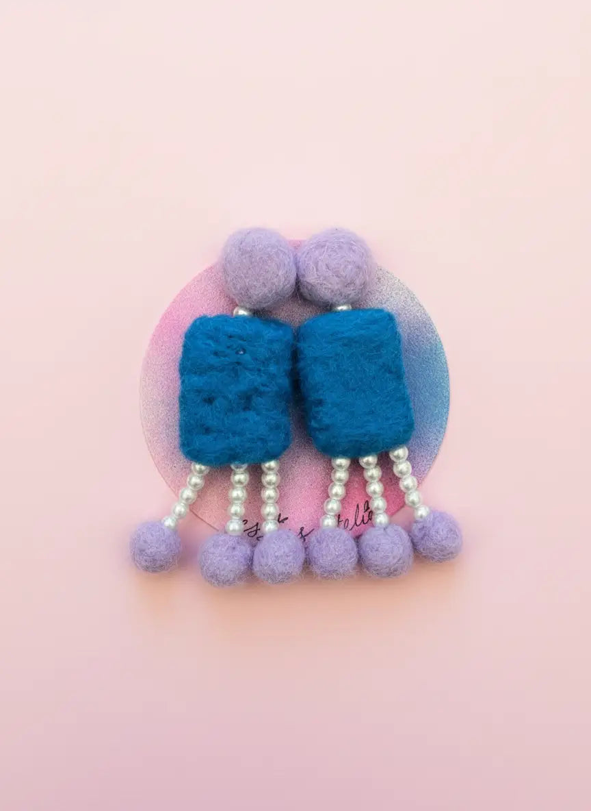 Blauw gevilte oorbellen met kralen
