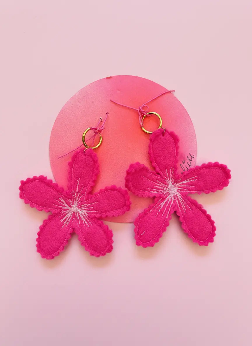 Grote roze bloemen oorbellen