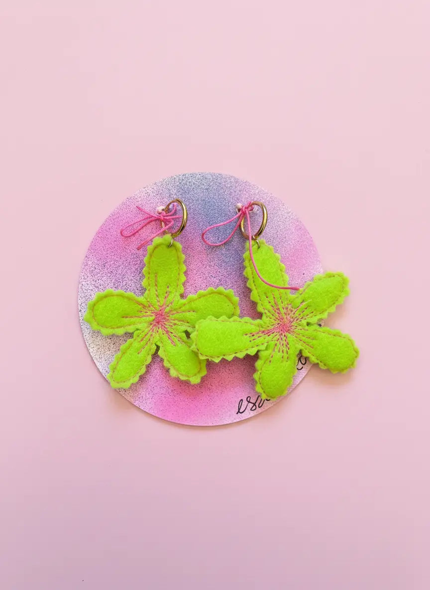 Fel groene bloemen oorbellen