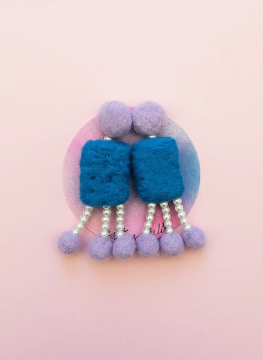 Blauw gevilte oorbellen met kralen