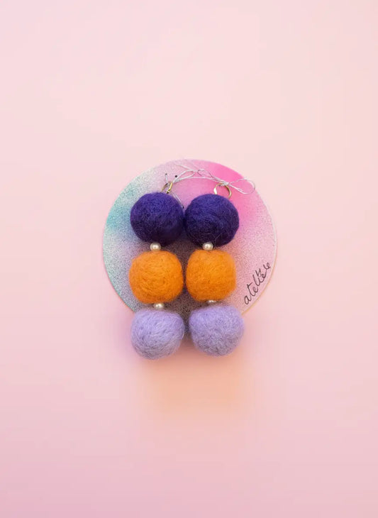 Paarse bollen oorbellen