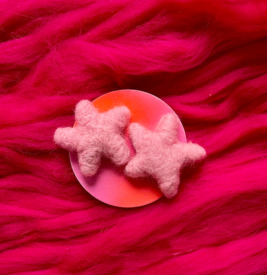 De licht roze ster-oorbellen